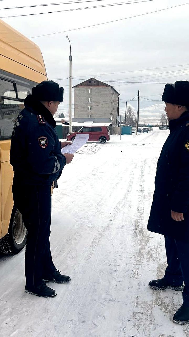 В Бурятии водитель Тойоты врезался в школьный автобус и скрылся с места происшествия