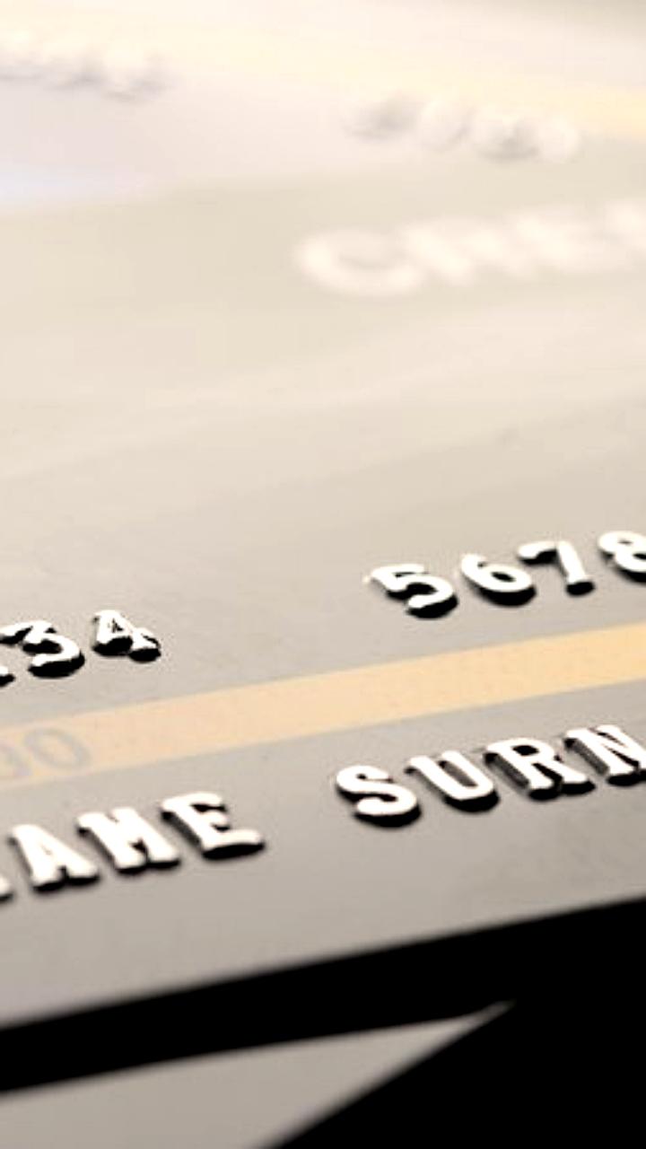 Госдума обсуждает законопроект об ограничении числа банковских карт на человека до 20