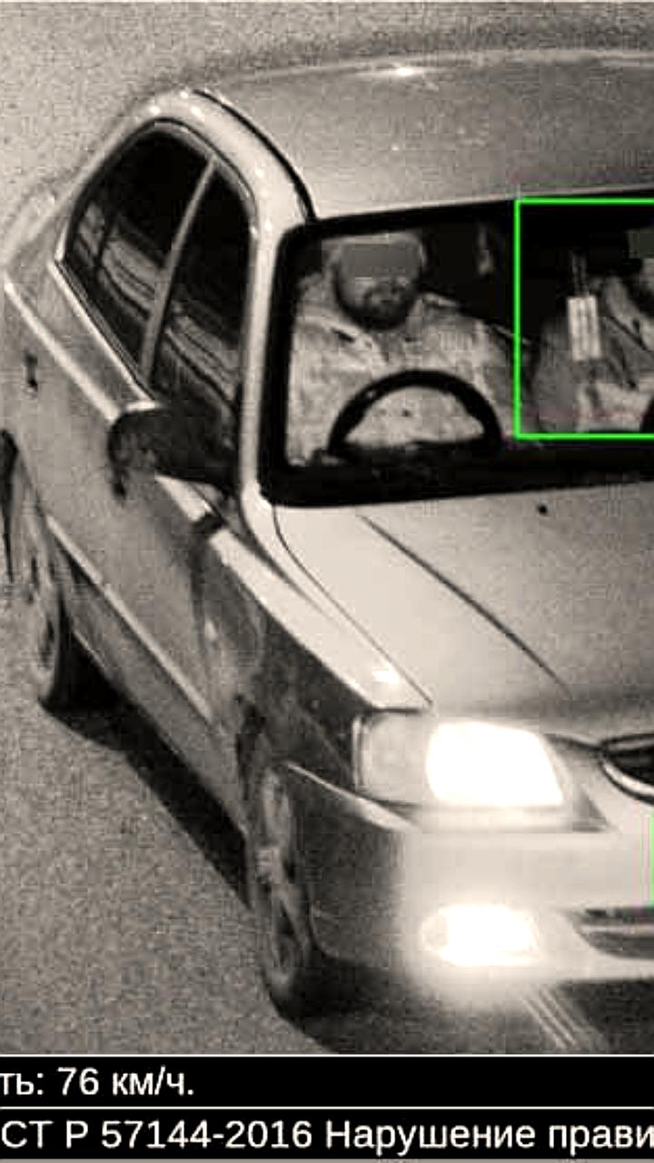 В Омске водителя и пассажира автомобиля оштрафовали за шутку с игрушечным рулем