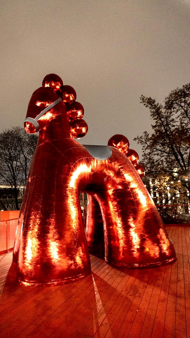 На Болотной площади установили 6-метрового надувного коня как символ 2026 года