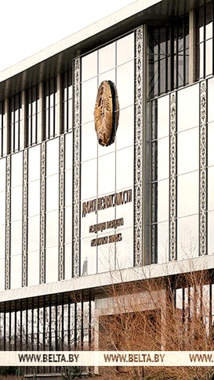 Президент Беларуси наградил деятелей культуры и искусства премиями за духовное возрождение