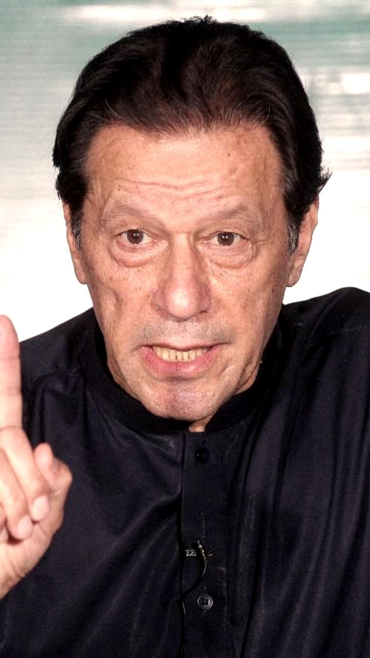 Суд Пакистана приговорил Имрана Хана и его жену к 17 годам тюрьмы за коррупцию