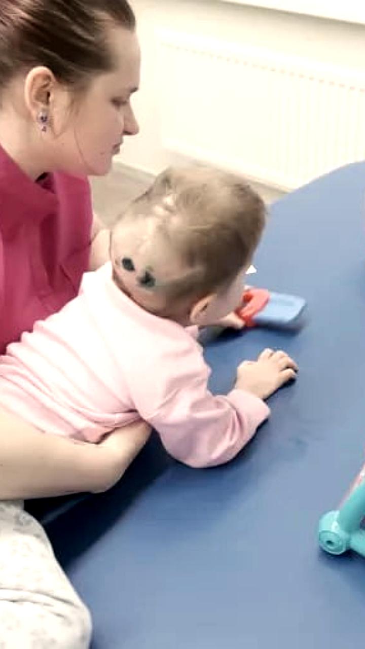 Трехлетняя девочка вернулась в Уфу для реабилитации после падения