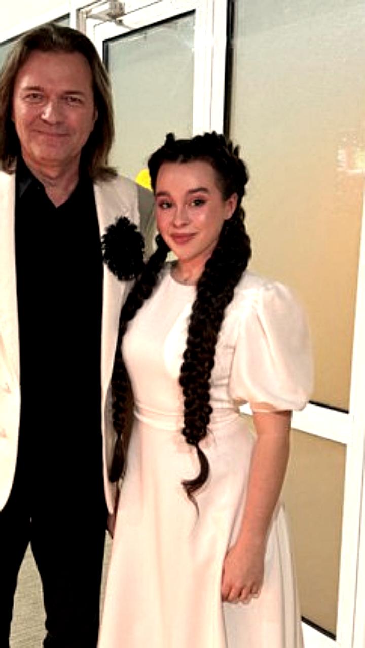 Премьера новогодней песни на премии Время молодых