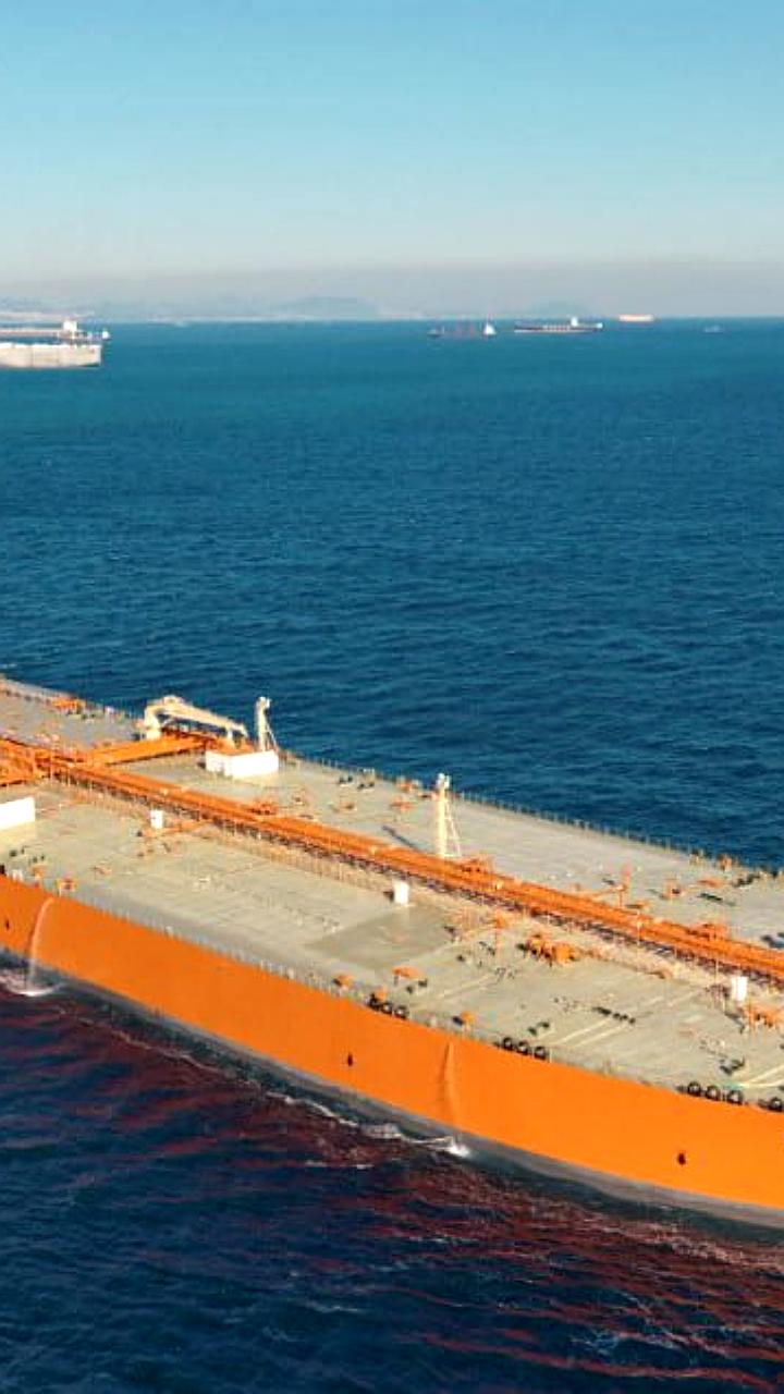 В Китае спустили на воду первый в мире супертанкер на метаноле