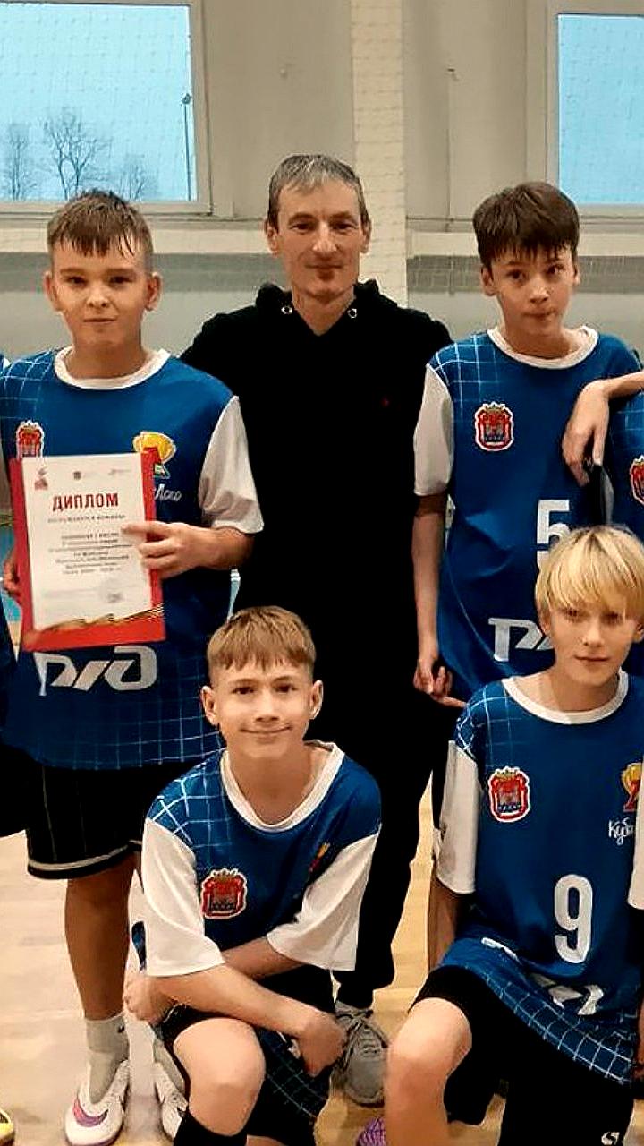 Команды из Славянска и Советска добиваются успеха на соревнованиях по футзалу Кожаный мяч