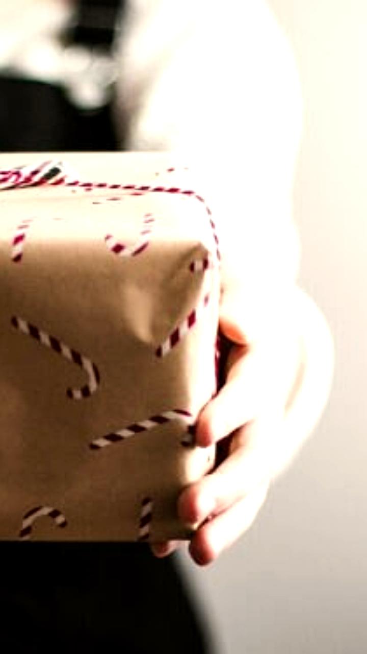 Изменения в предпочтениях россиян по новогодним подаркам: акцент на эмоции и бюджет