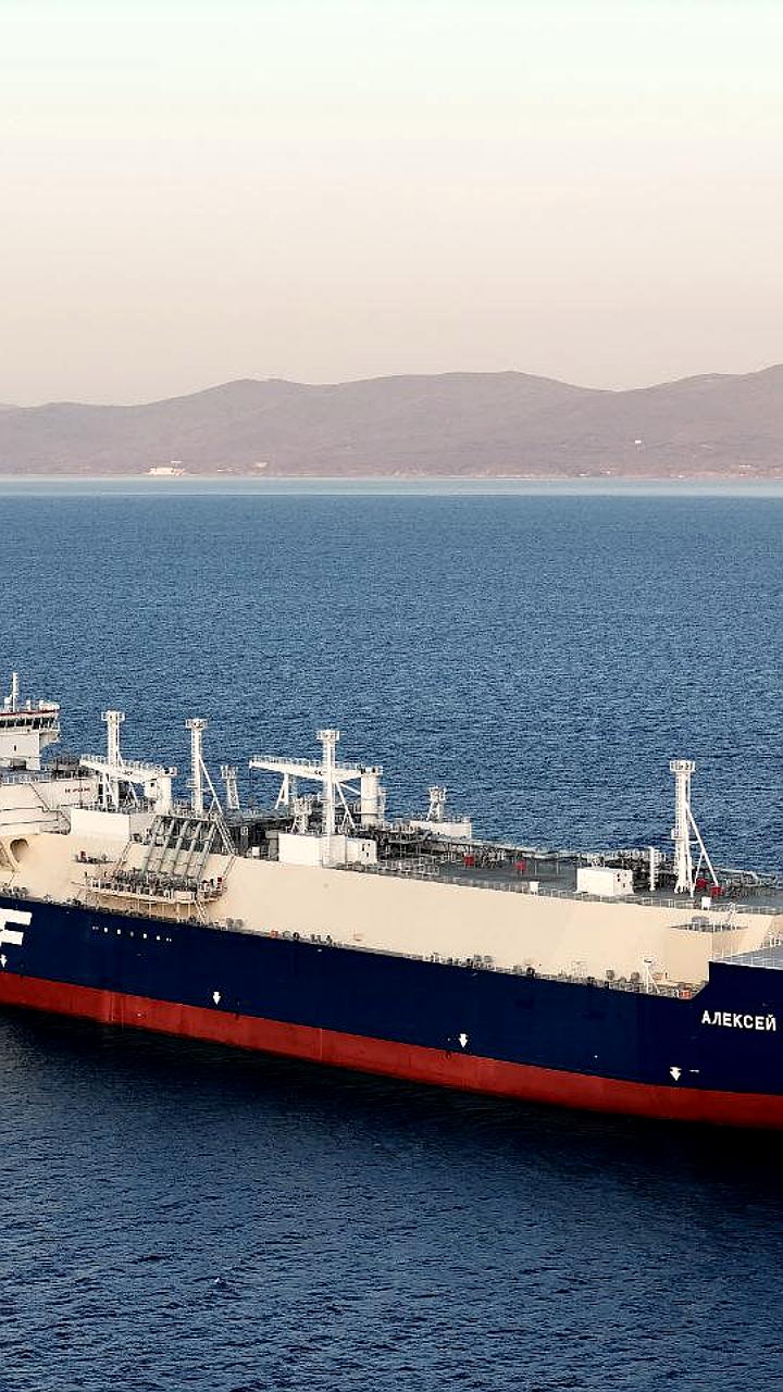 Первый российский танкер СПГ передан Совкомфлоту