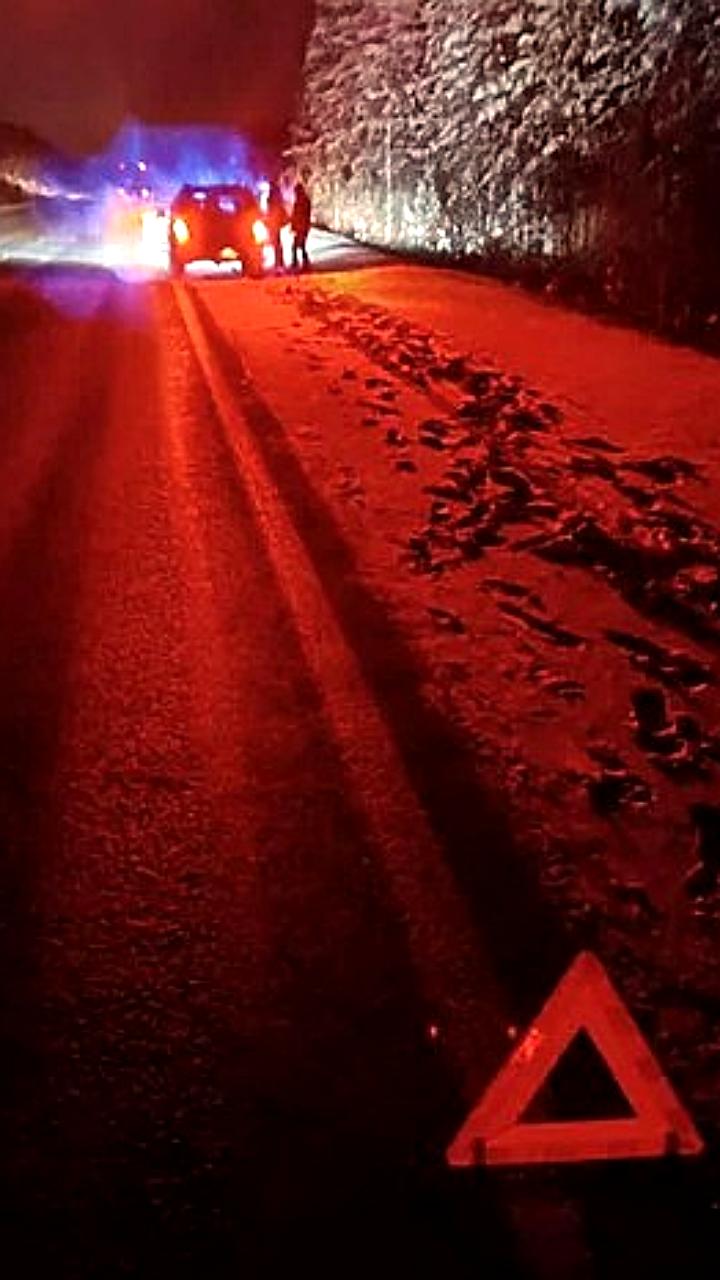 Госавтоинспекторы помогли водителю сломавшегося грузовика на трассе Амур