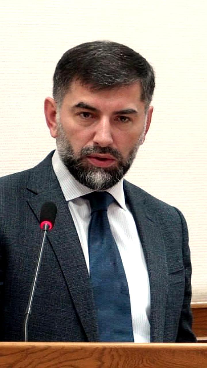 Махачкала готовится к Новому году: праздничные украшения и улучшение коммунальных услуг