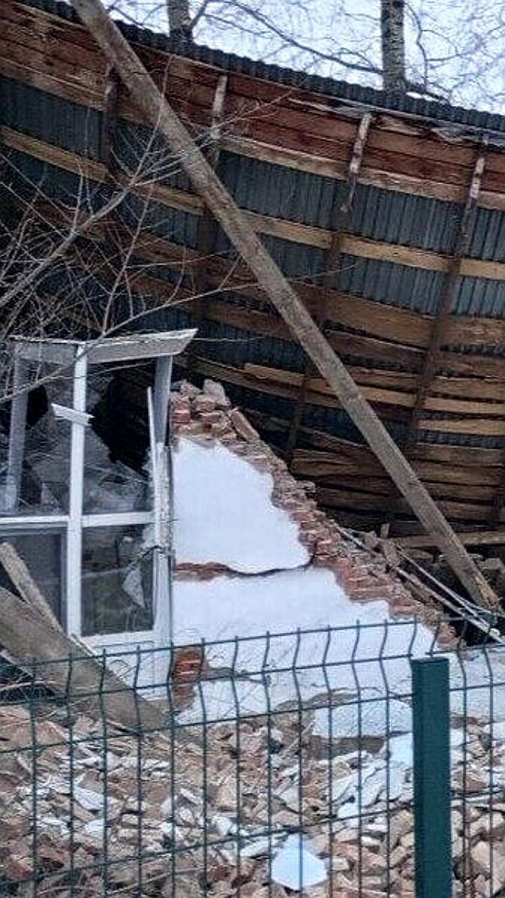 Обрушение здания детской спортивной школы в Колывани: никто не пострадал