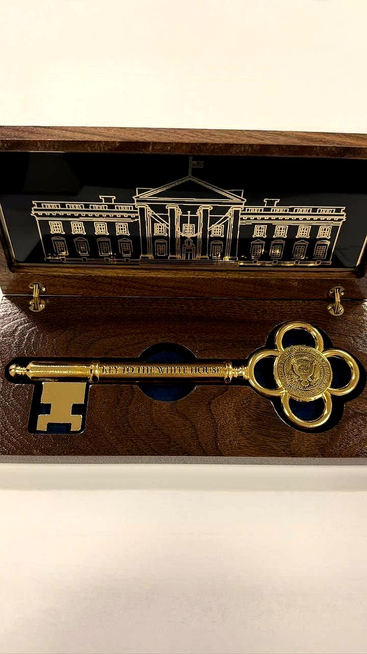 Трамп передал Токаеву подарки, включая ключ от Белого дома
