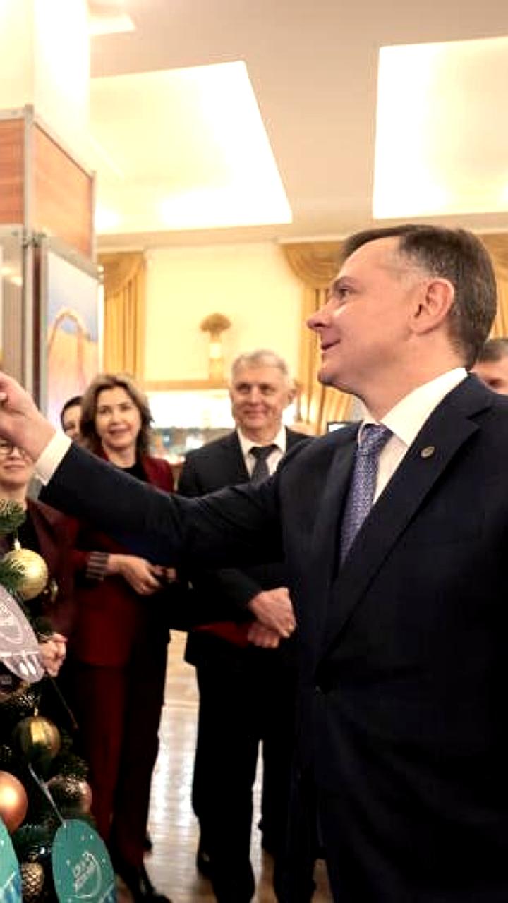 Юрий Слюсарь и Юрий Назаров поддержали акцию 'Елка желаний' для исполнения детских мечт