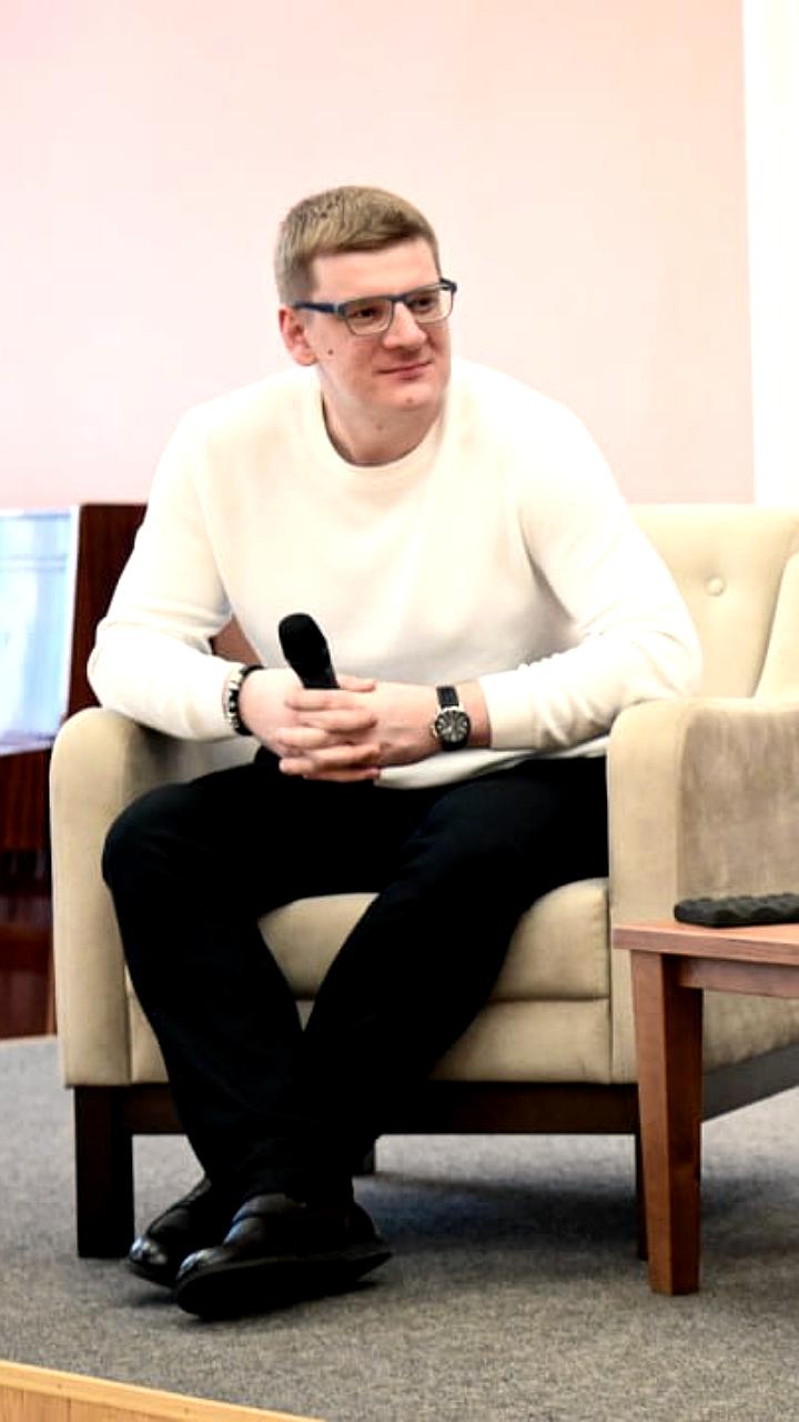 В Челябинске прошла встреча студентов с ветераном СВО Иваном Гайдуком