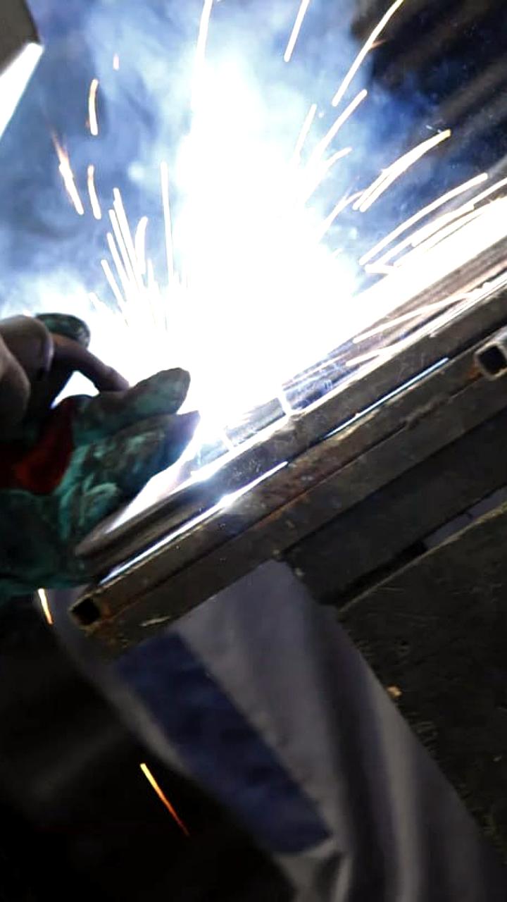 Средние зарплаты сварщиков в России выросли на 21% в 2025 году