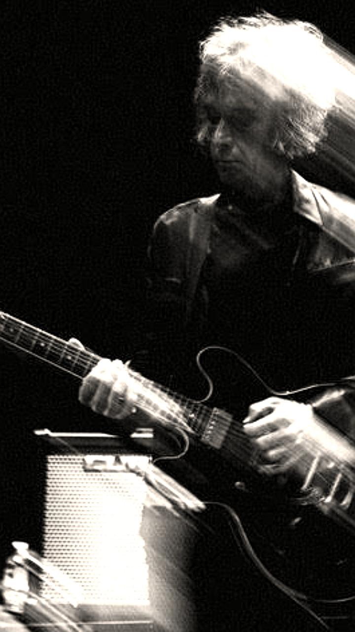 Скончался гитарист и клавишник The Cure Перри Бэмоунт в возрасте 65 лет