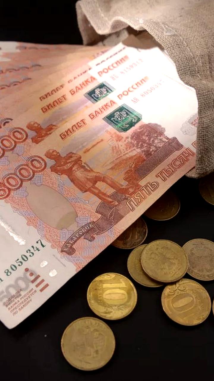 Средняя зарплата в России в октябре превысила 200 тыс рублей в рыболовстве и транспорте