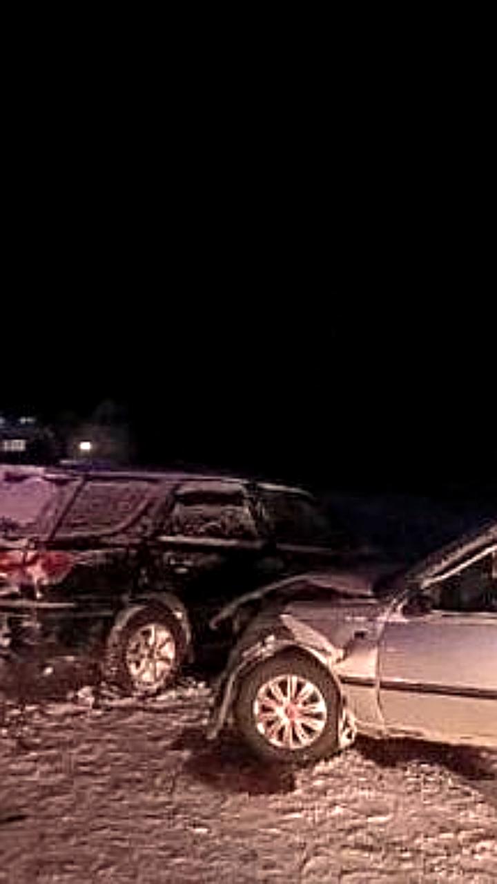 Лобовое столкновение автомобилей в результате которого погибли три человека и пострадали еще трое