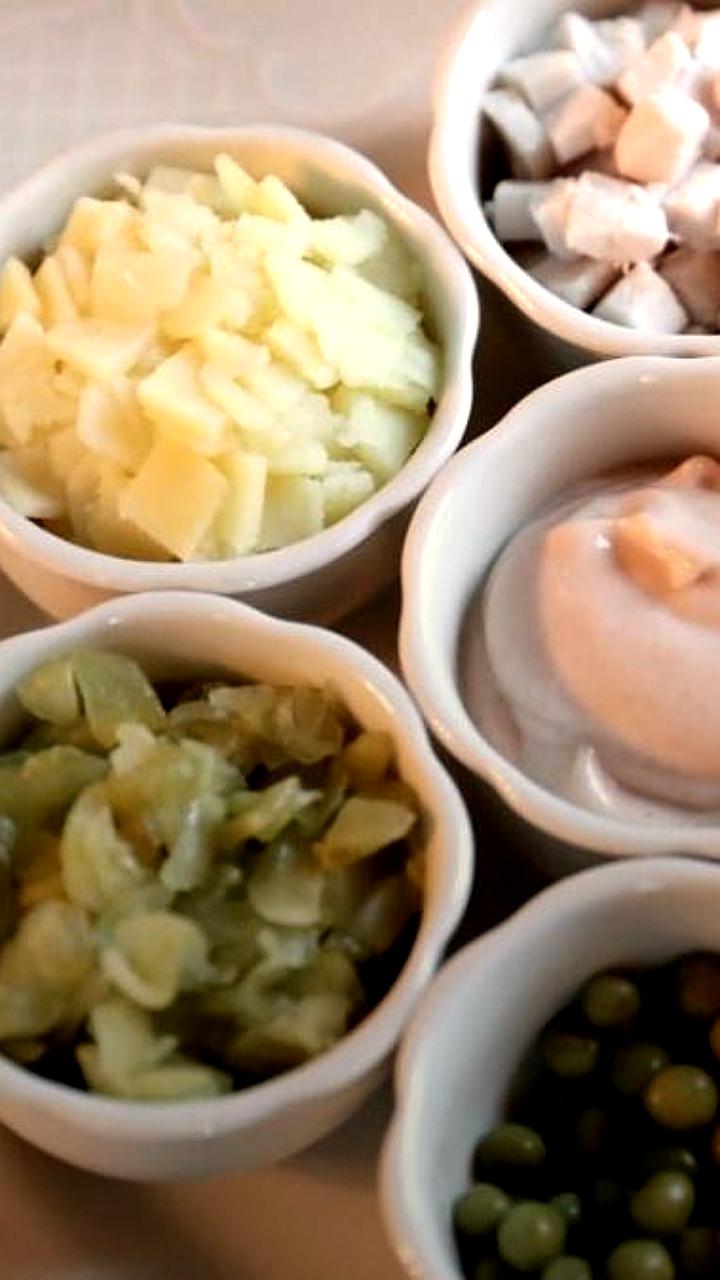 Врачи предупреждают о рисках отравления новогодними салатами