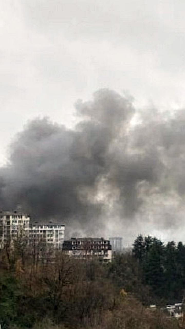 Крупный пожар в автосервисе в Сочи охватил 1000 м², пострадал один человек