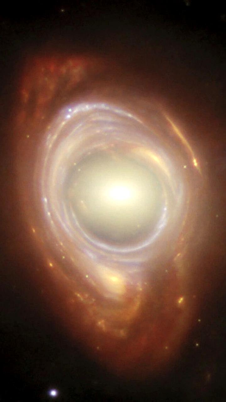 Лучшие космические снимки 2025 года: от рождения звезд до южного полюса Юпитера