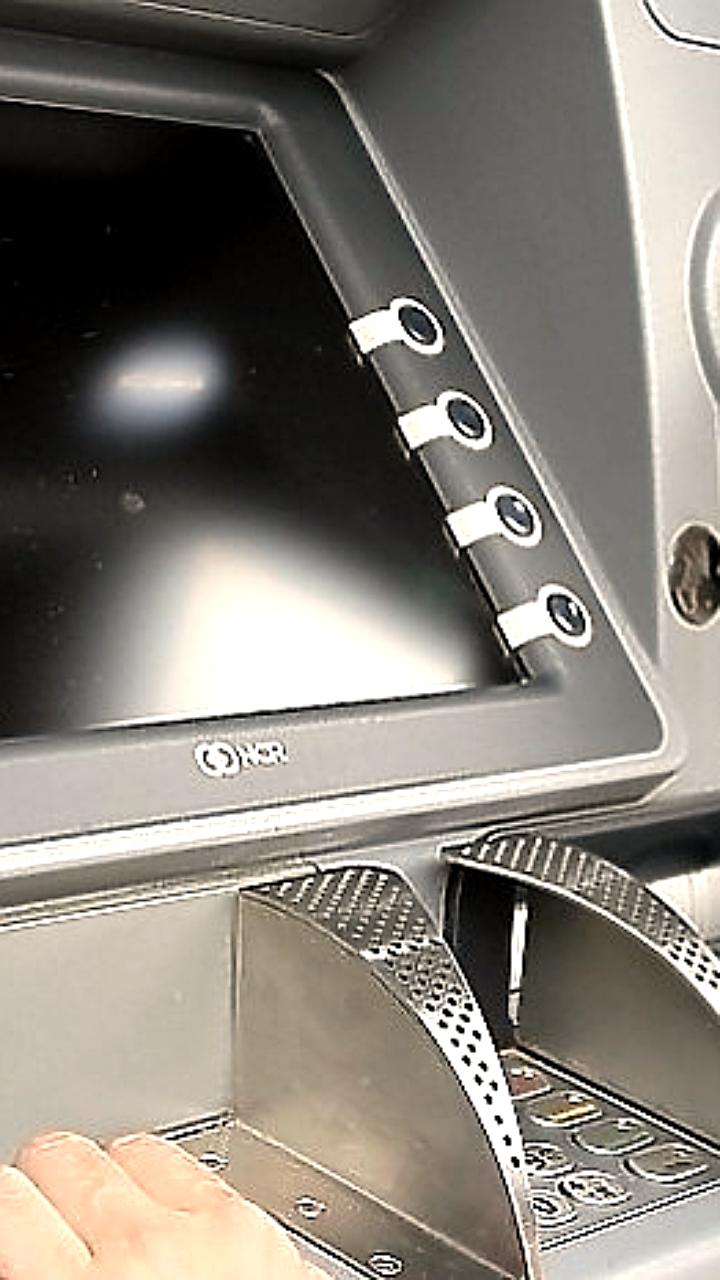 Банки России усиливают блокировку счетов при переводах между собственными счетами