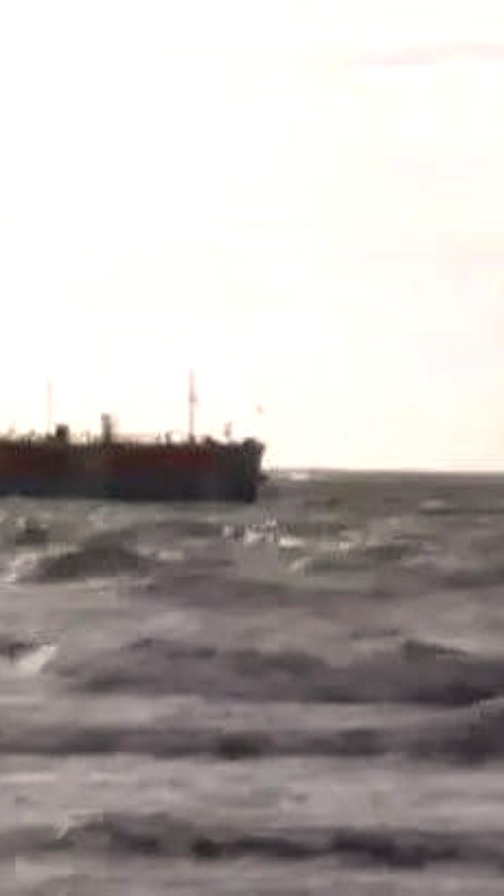 Столкновение танкеров в Стамбуле: сигнал бедствия подан