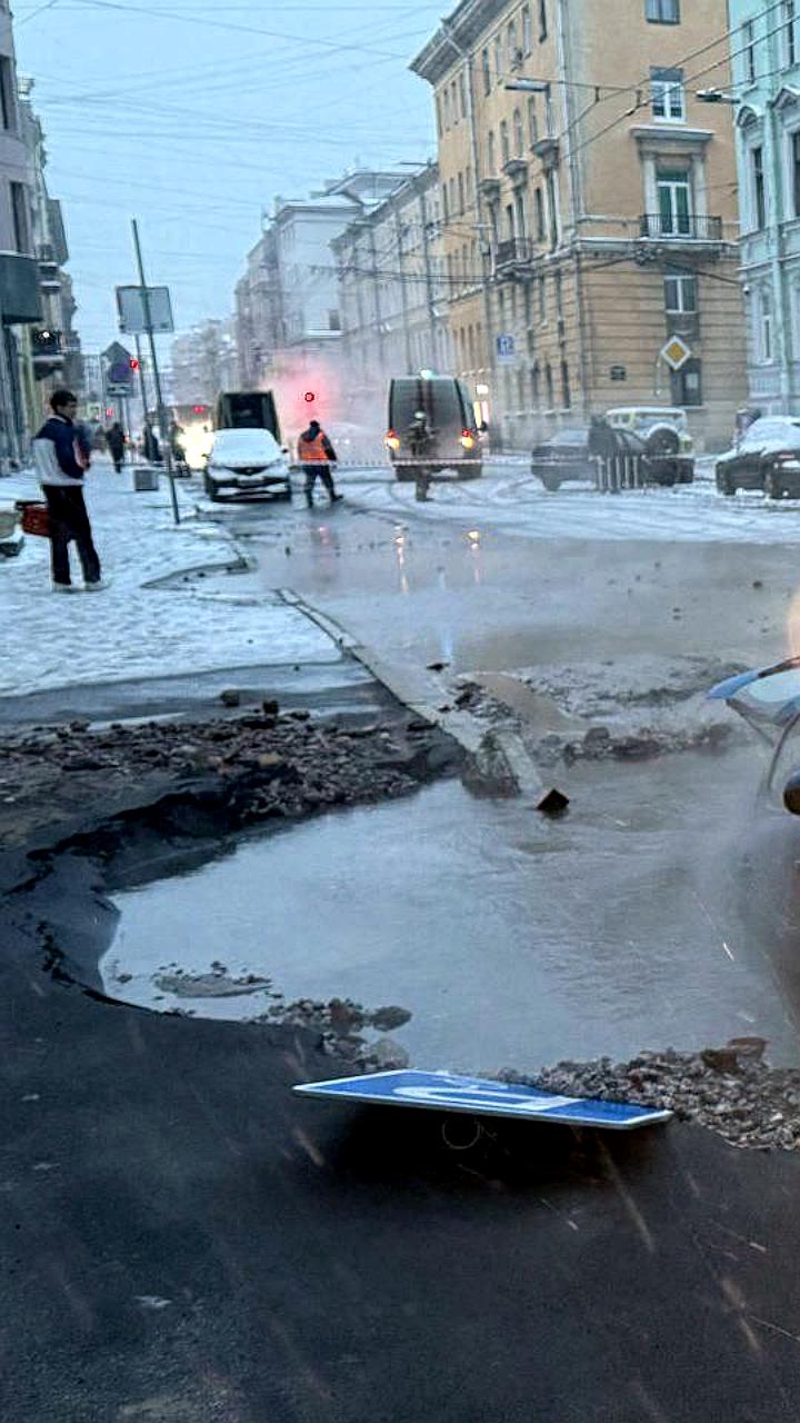 В Петербурге автомобиль провалился под землю из-за прорыва трубы