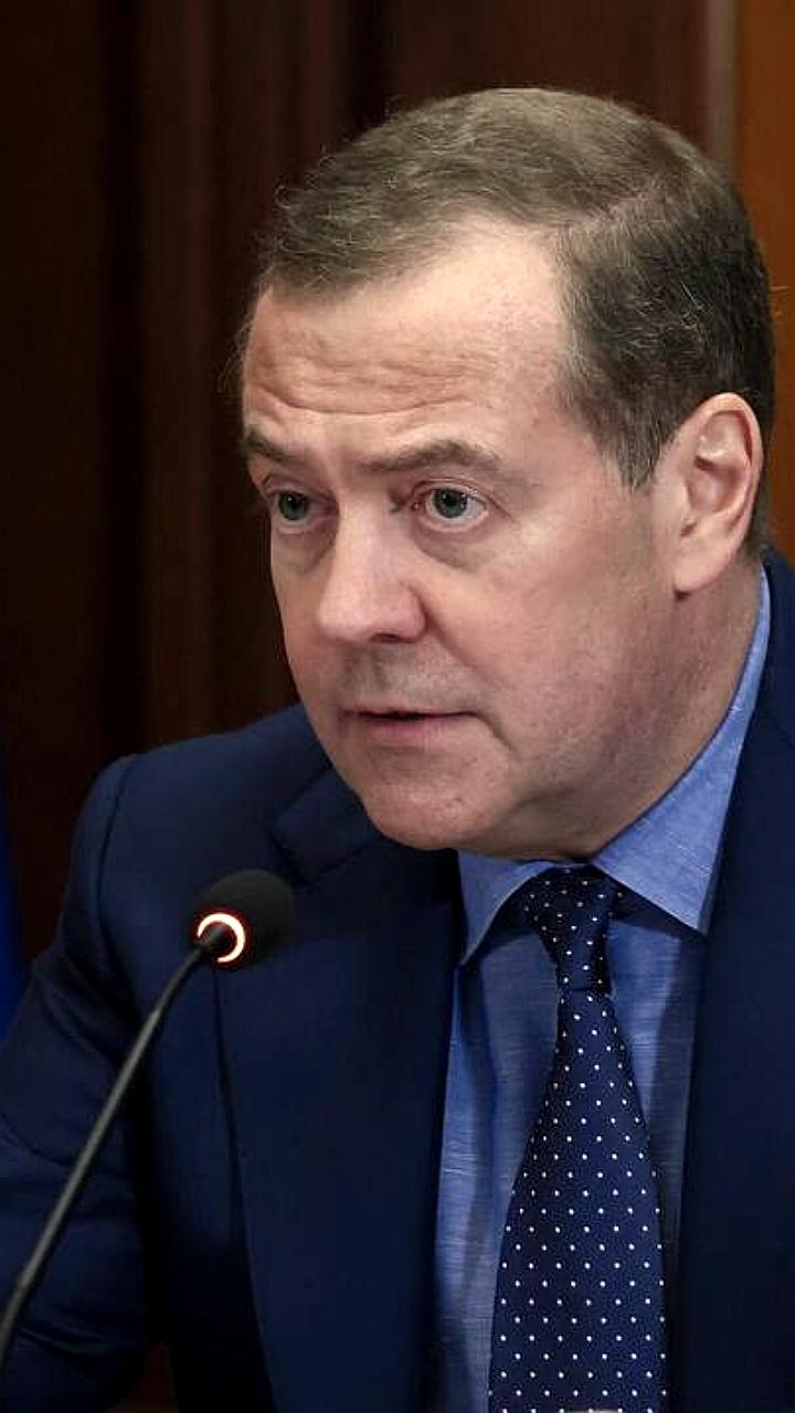 Медведев комментирует заявления Зеленского о России