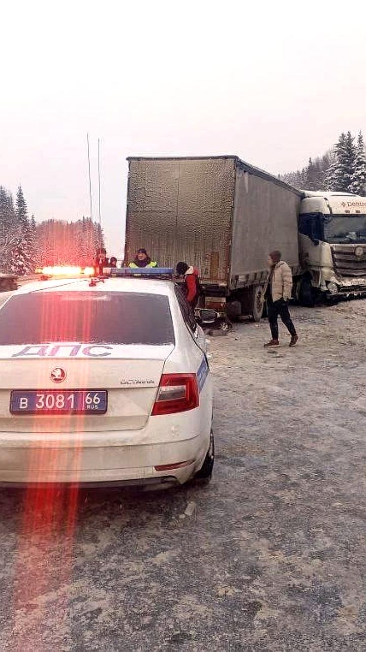 Движение на автодороге Пермь-Екатеринбург ограничено из-за ДТП
