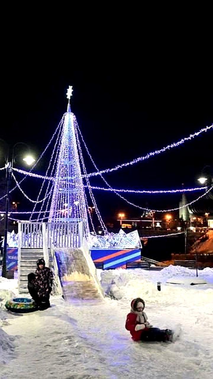 Омский НПЗ украсил город к Новому году с новыми ледяными инсталляциями