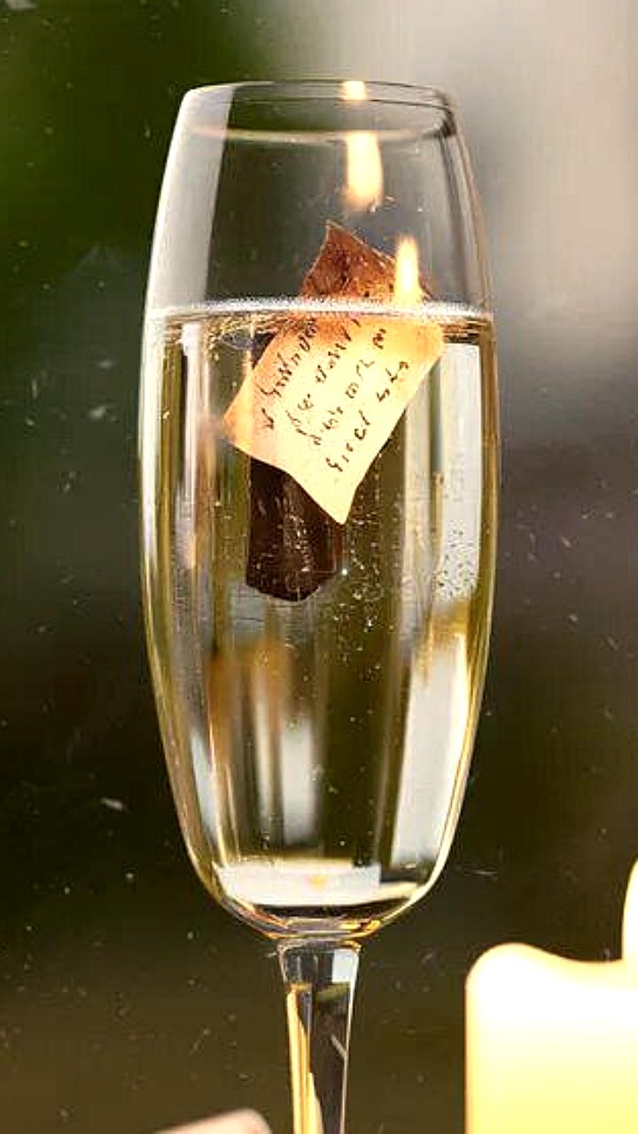 Врачи предупреждают о рисках употребления шампанского с пеплом от желаний