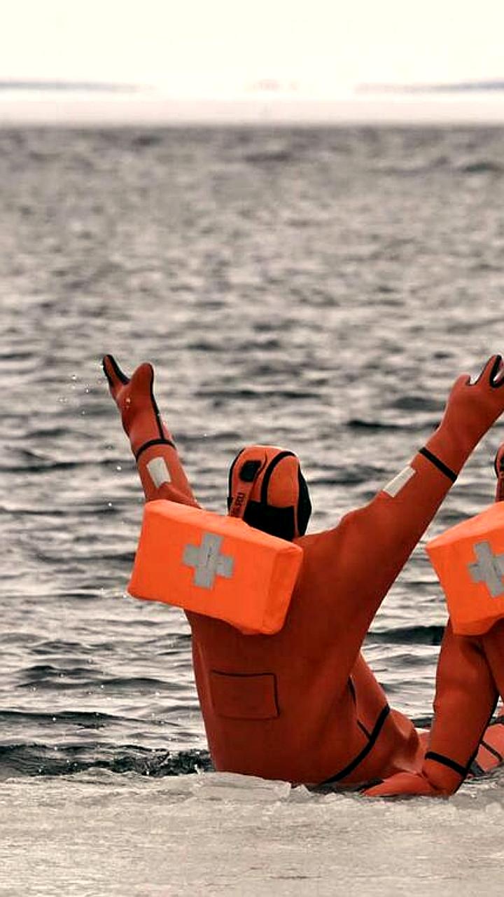 В Мурманской области продолжаются поиски 57-летней женщины, унесенной течением во время айс флоатинга