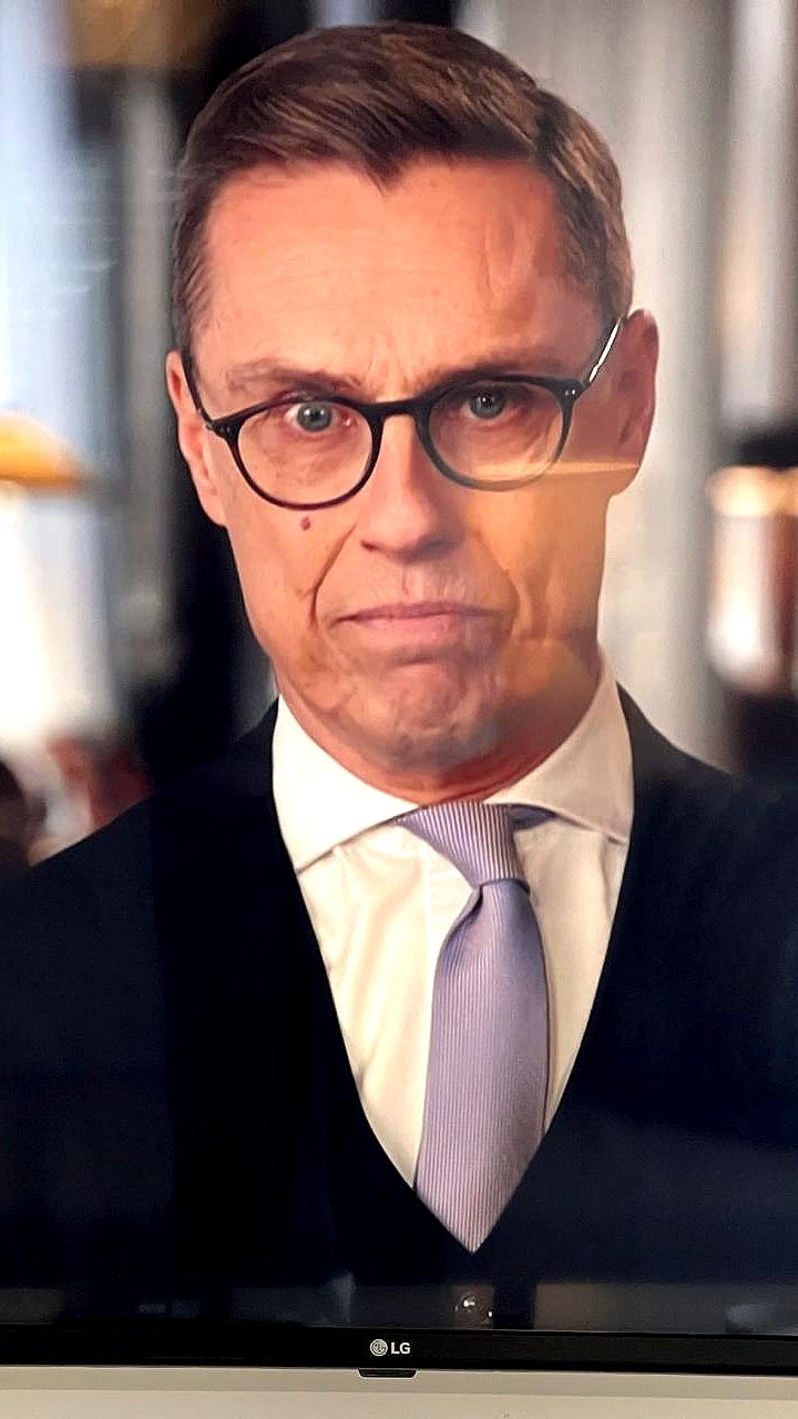 Президент Финляндии Александр Стубб выступил с новогодним обращением в неопрятном виде