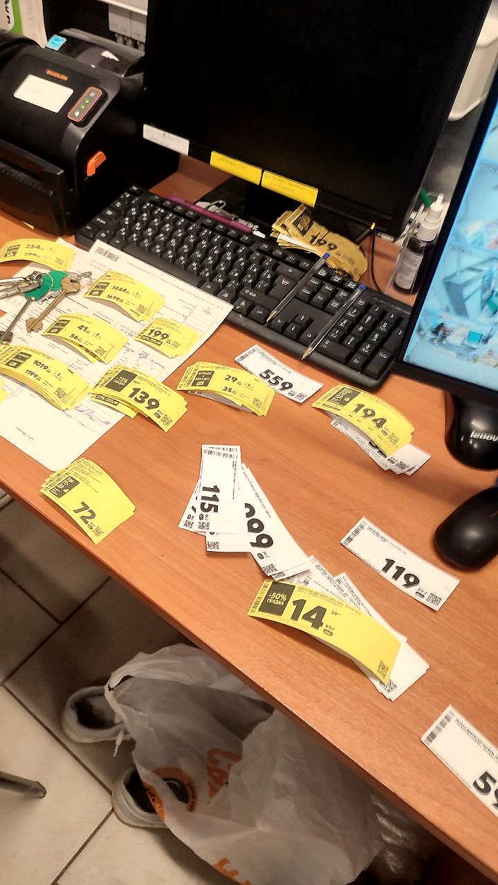 Сотрудники ритейла обновляют ценники на фоне повышения НДС