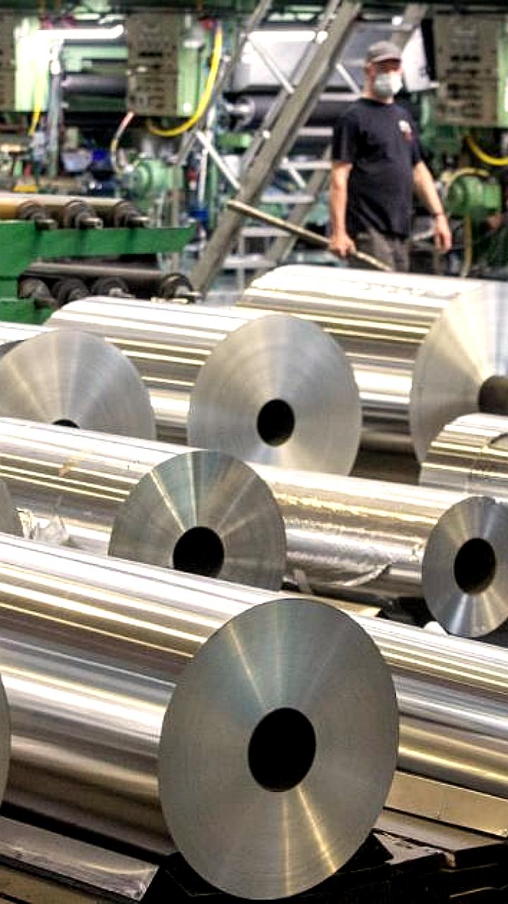Цена на алюминий впервые превысила 3000 долларов за тонну