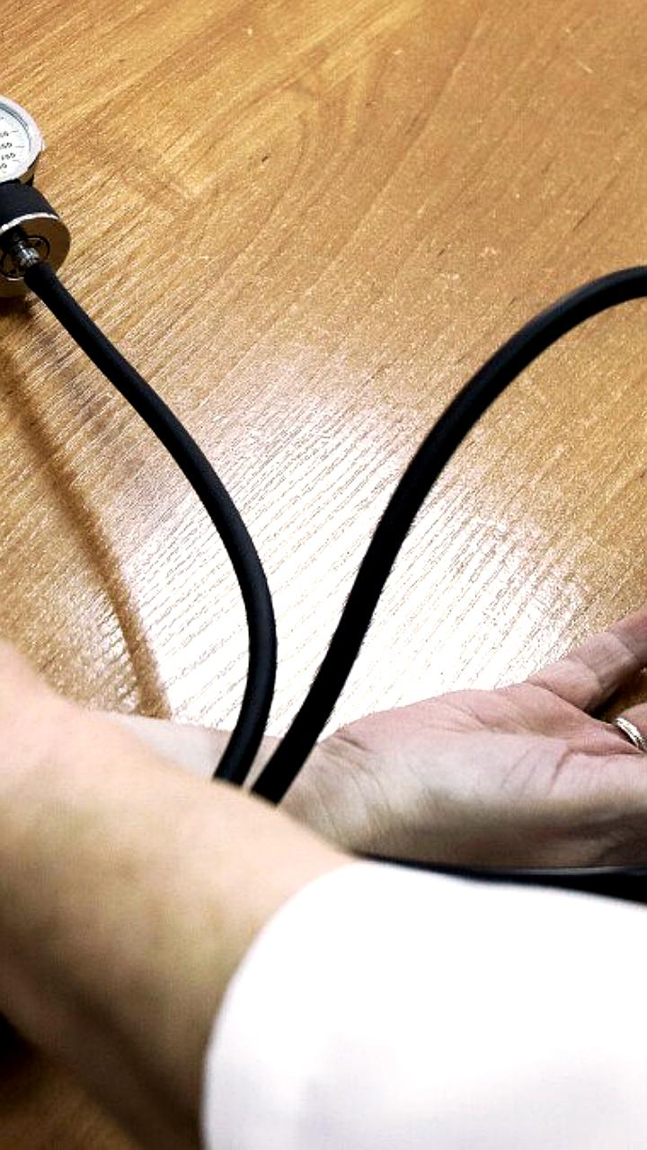 Врачи предупреждают о скачках давления во время новогодних праздников и предлагают советы