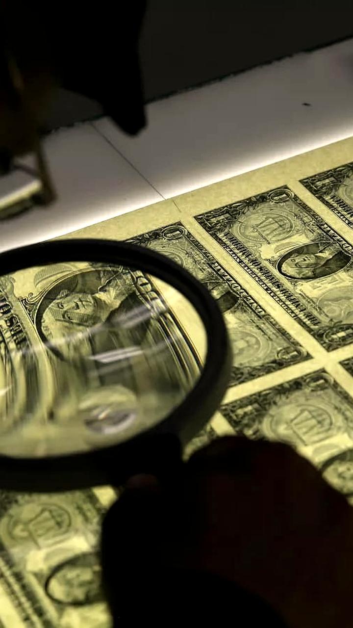 Доля доллара в расчетах через SWIFT снизилась впервые за 5 лет