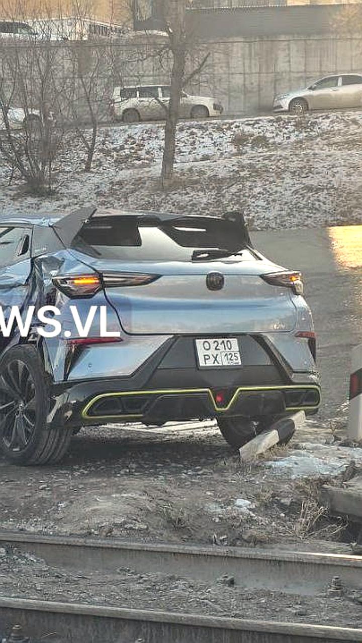 Столкновение пассажирского поезда с автомобилем во Владивостоке и Северной Осетии: пострадавших нет