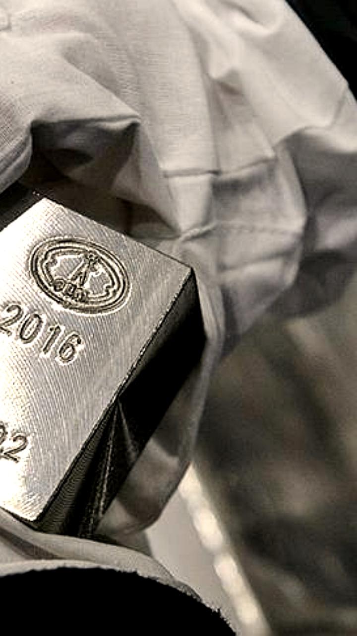 Серебро демонстрирует рекордную доходность, обогнав золото в 2025 году