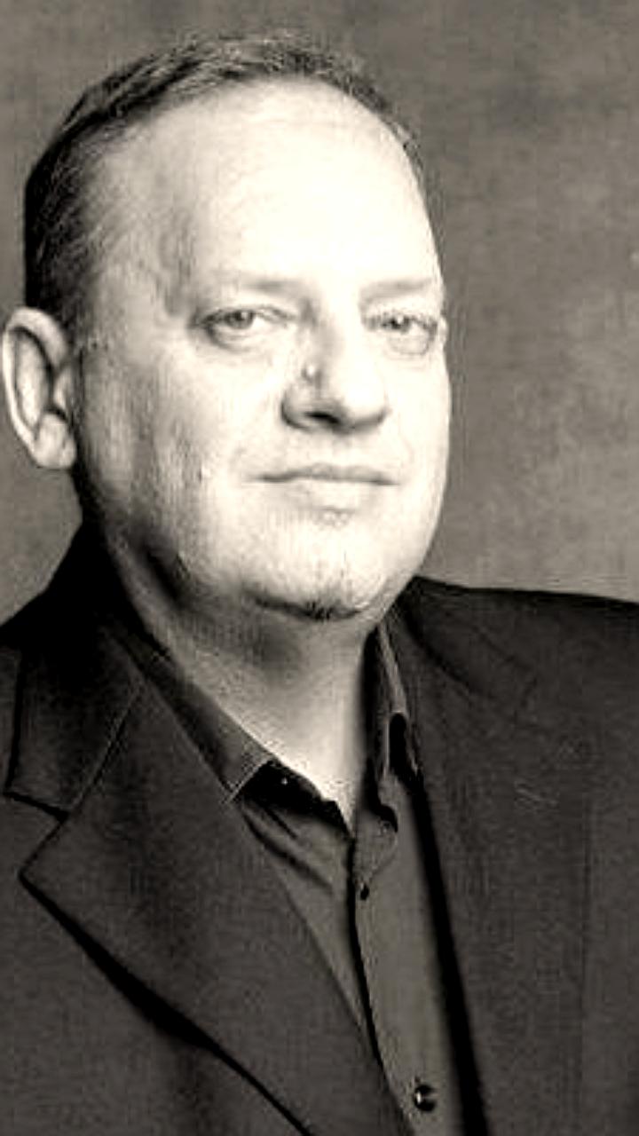 Скончался заслуженный артист России Роман Улыбин