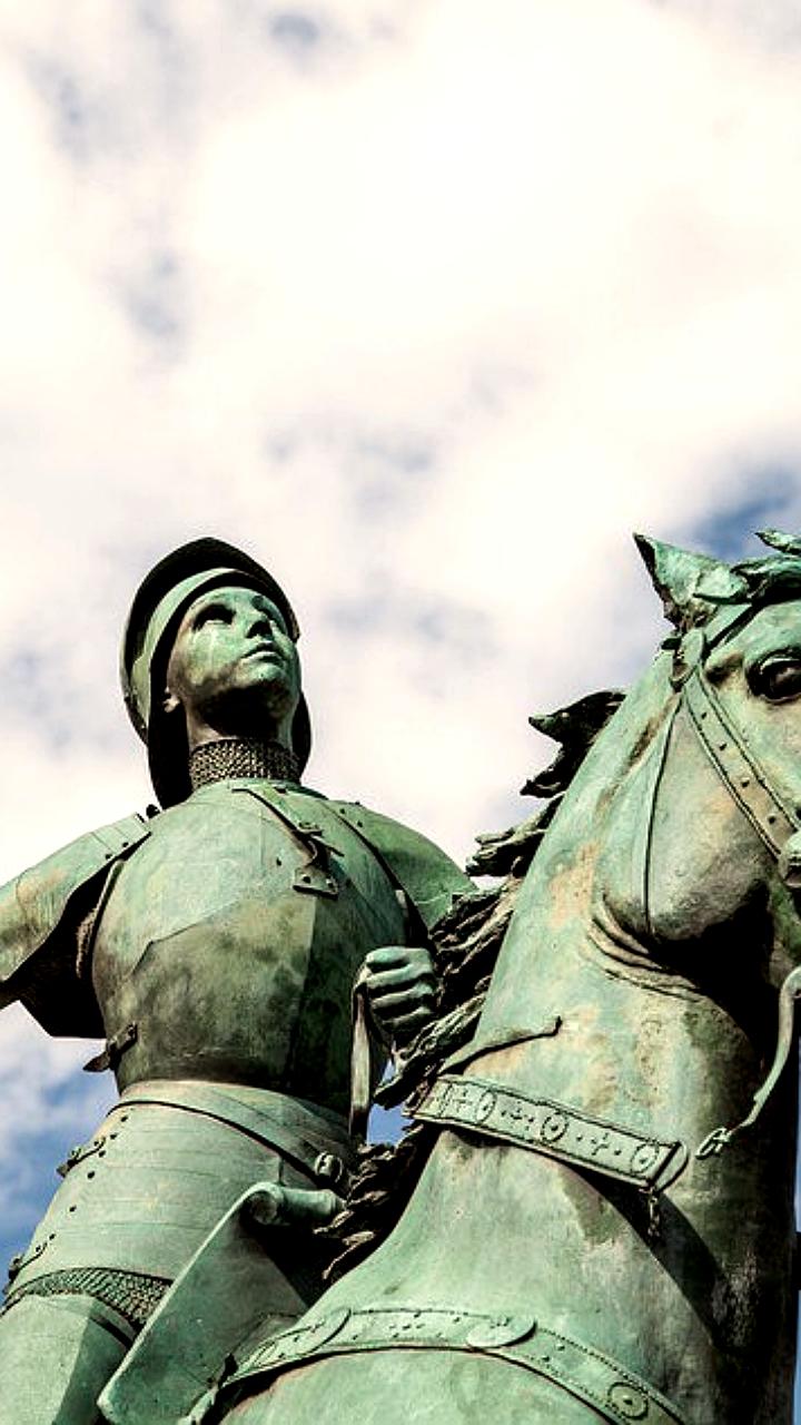 В Париже задержан мужчина за кражу меча с памятника Жанне д'Арк