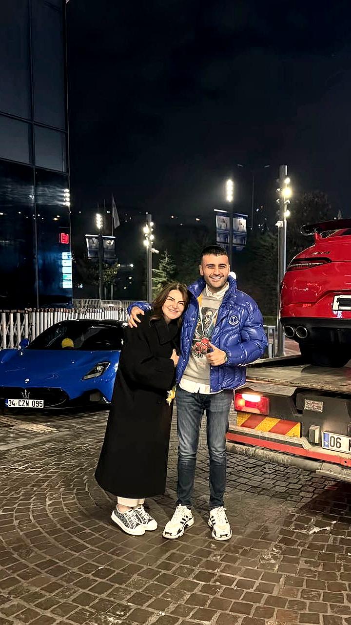 CZN Burak подарил матери новый Mercedes