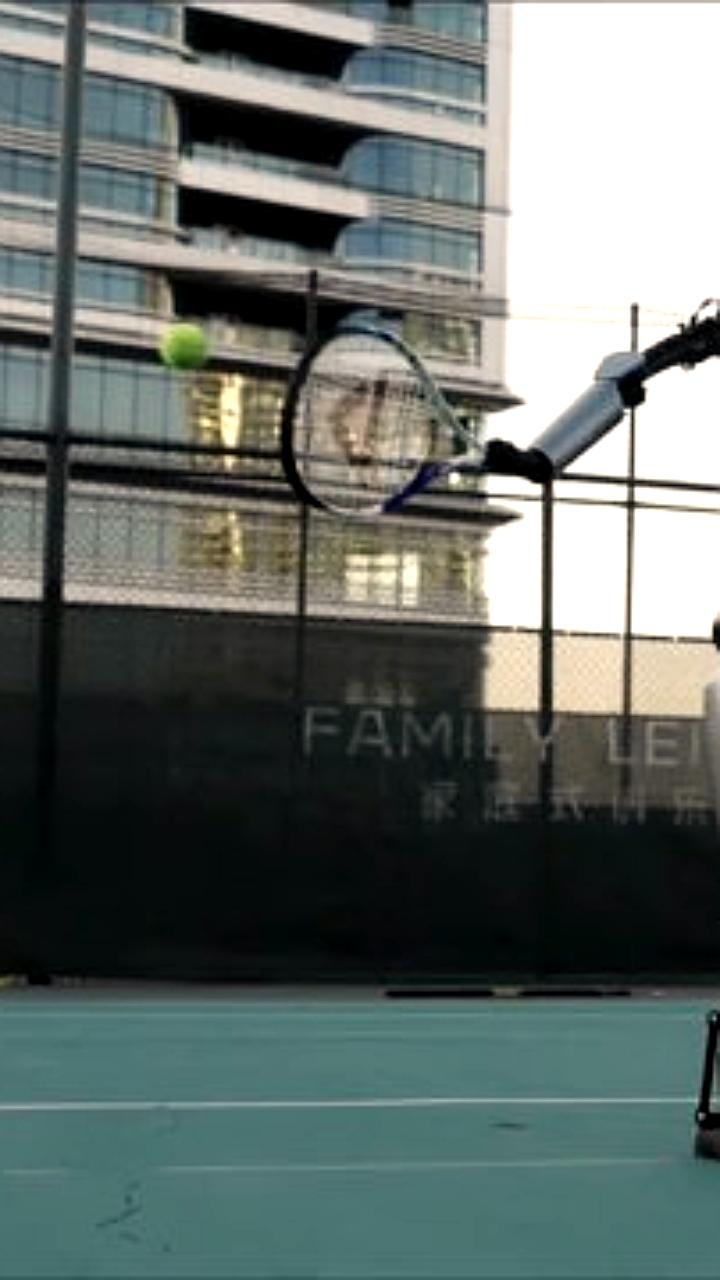 Гуманоидный робот Walker S2 успешно играет в теннис с человеком