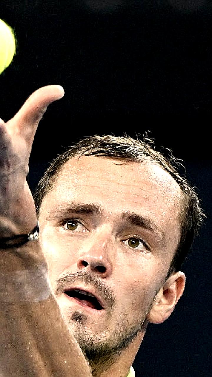 Даниил Медведев успешно стартует на турнире в Брисбене, обыгрывая Мартона Фучовича