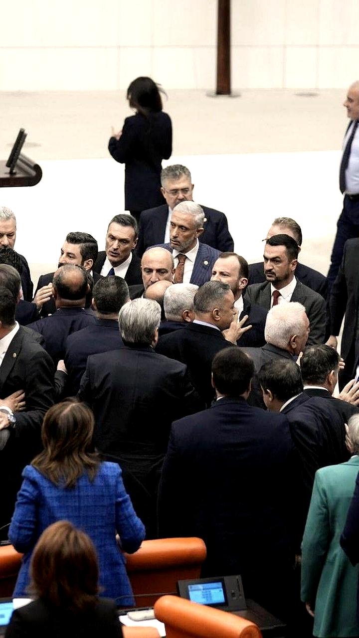 Зарплаты депутатов Турции в 2026 году: от 177 658 до 450 000 лир