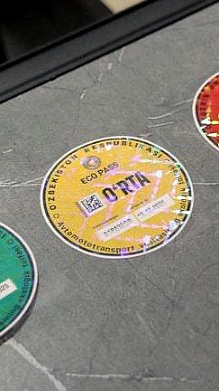 В Узбекистане запущена онлайн-услуга получения экологического стикера на авто с доставкой