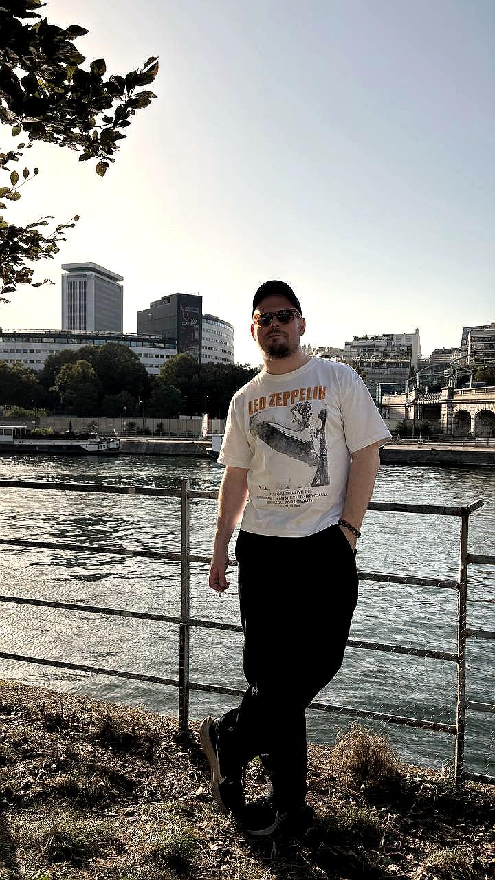 В Париже найден мертвым российский журналист Евгений Сафронов