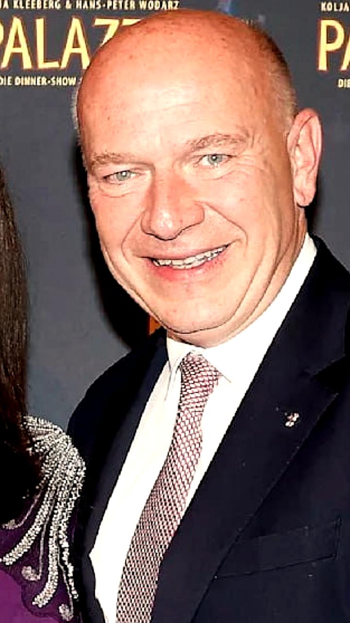 Бургомистр Берлина Кай Вегнер под давлением после теннисной игры во время блэкаута