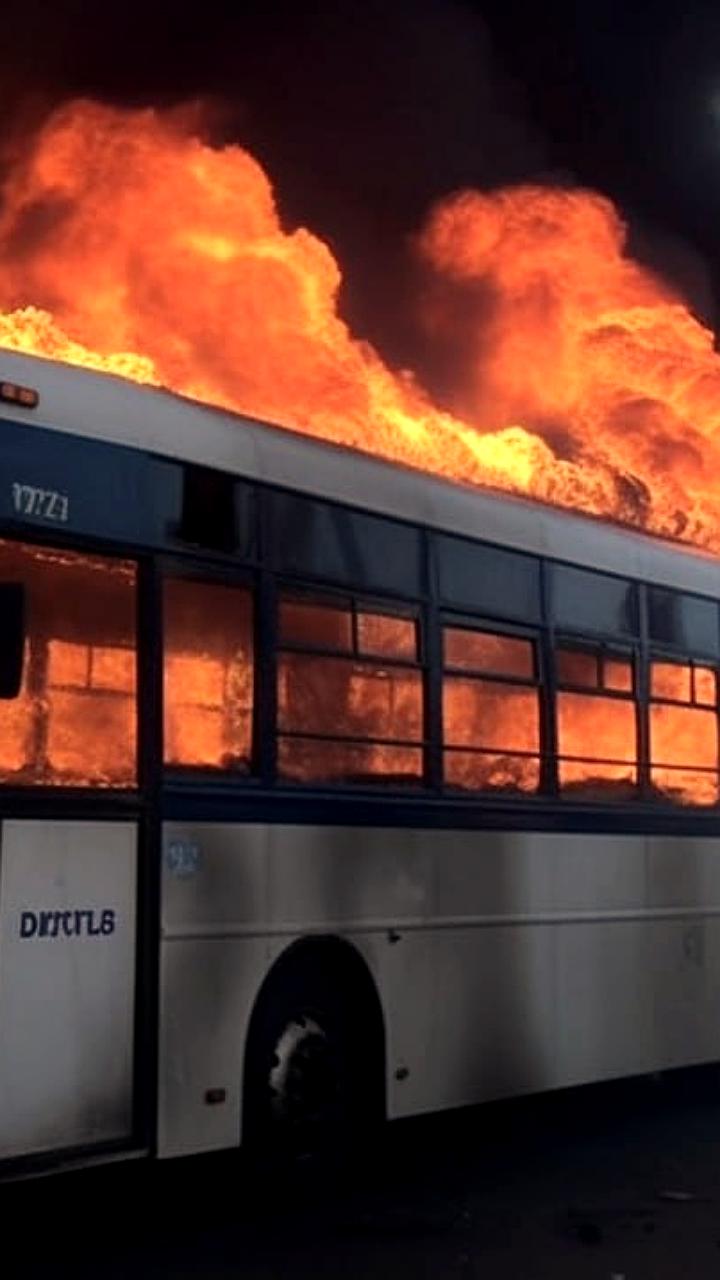 Пожар в Алапаевске уничтожил половину автобусов автопарка